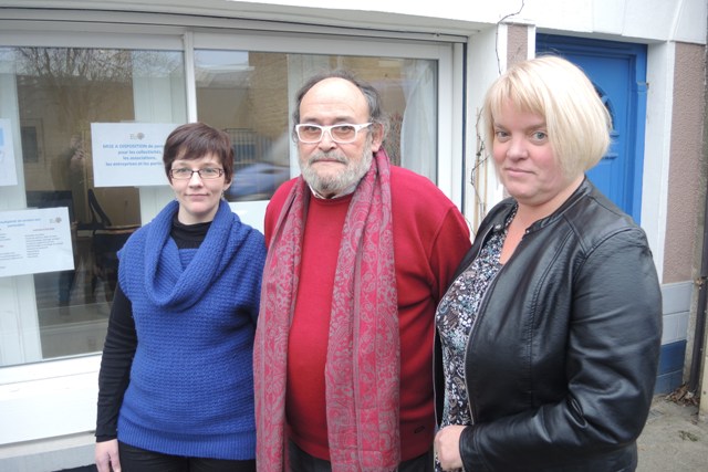 Jean-Paul Fournier, président, entouré de Tiffany Umek et de Christel Brassart, devant les nouveaux locaux de Goëlo Emploi Services (14 rue de la Marne 22 500 Paimpol).